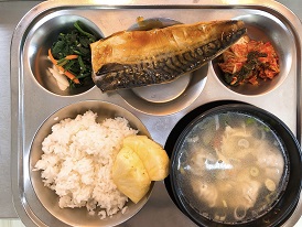 9.23:쌀밥,물만두국,고등어데리야끼구이,시금치무침,배추김치,파인애플