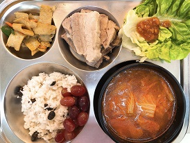 9.27:검은콩밥,두부김치찌개,보쌈,어묵볶음,상추&쌈장,포도