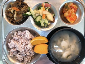 10.4:흑미밥,떡국,소고기양배추볶음,사과오이무침,배추김치,오렌지