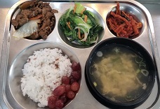 10.6:브라운쌀밥,계란국,돈육짜장볶음,청경채볶음,무말랭이무침,포도