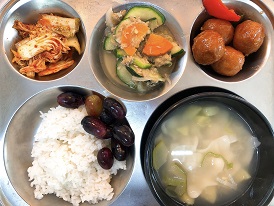 10.13:쌀밥,수제비국,미트볼조림,참치호박볶음,배추김치,포도