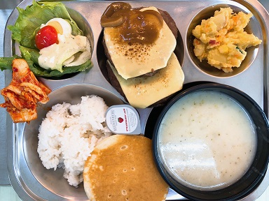 10.17:쌀밥,브로콜리크림스프,치즈함박스테이크,메쉬포테이토,시저샐러드,배추김치,팬케이크&딸기잼