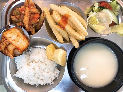 11.2:쌀밥,크림스프,토마토펜네파스타,감자튀김&칠리소스,양상추샐러드&소스,배추김치,파인애플