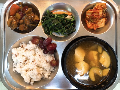 11.3:브라운쌀밥,순두부찌개,닭고구마조림,시금치무침,배추김치,포도