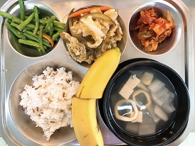 11.8:브라운쌀밥,오징어무국,탕수육&소스,롱빈볶음,배추김치,바나나