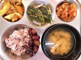 11.14:흑미밥,유부된장국,치즈닭갈비,맛살미역줄기볶음,배추김치,포도