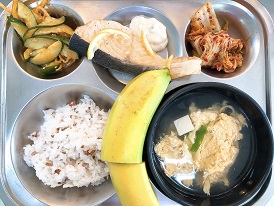 11.22:브라운쌀밥,부추계란국,연어구이&타르타르,진미채오이무침,배추김치,바나나