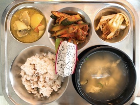 11.29:브라운쌀밥,떡국,카레찜닭,골뱅이오이무침,배추김치,용과