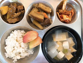 12.5:녹두밥,어묵국,돈육고구마조림,가지볶음,배추김치,사과