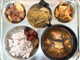 12.8:흑미밥,육개장,소세지야채볶음,잡채,배추김치,포도