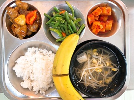 12.9:쌀밥,콩나물국,스윗앤사우어포크,롱빈볶음,깍두기,바나나