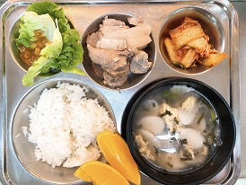 12.15:쌀밥,떡국,돈육보쌈,상추&쌈장,배추김치,오렌지