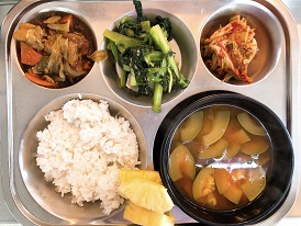 12.20:보리밥,호박고추장찌개,데리야끼닭살볶음,마늘초이심볶음,배추김치,파인애플