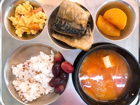 3.7:브라운쌀밥,배추된장국,고등어구이,토마토계란볶음,무조림,포도