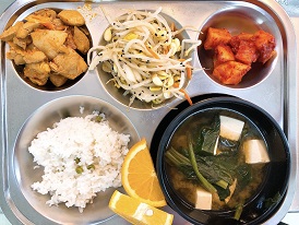 3.9:완두콩밥,시금치된장국,닭살김치볶음,콩나물무침,깍두기,오렌지