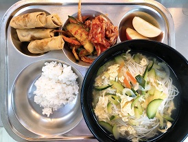 3.24:쌀밥,잔치국수,스프링롤,오이무침,배추김치,사과