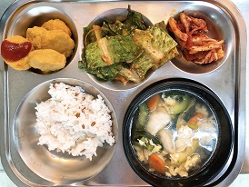 4.5:브라운쌀밥,만두국,치킨너겟&케찹,상추겉절이,배추김치