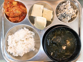 4.26:쌀밥,닭살미역국,온두부,연근샐러드,김치볶음