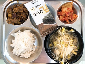 5.8:쌀밥,맑은콩나물국,돈육고구마조림,도시락김,배추김치