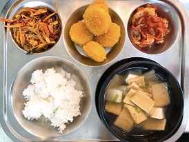 5.31:쌀밥,어묵국,쫄면야채무침,가리비튀김,배추김치