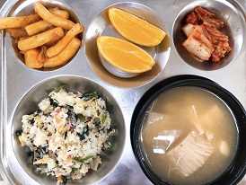 6.28:김밥볶음밥,팽이된장국,떡볶이,배추김치,오렌지