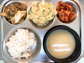 7.4:쌀밥,야채스프,돈육폭찹,감자샐러드,배추김치