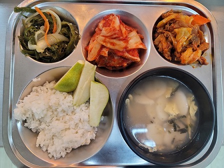 8.24:보리밥,떡국,돈육양배추볶음,미역줄기볶음,배추김치,배