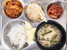 8.28:쌀밥,부추계란국,오징어야채볶음,천사채샐러드,배추김치,멜론