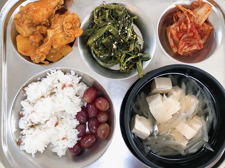 9.4:브라운쌀밥,무채국,닭도리탕,캉콩볶음,배추김치,포도