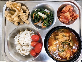9.5:녹두밥,짬뽕국,탕수육&소스,시금치무침,배추김치,방울토마토