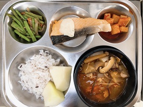 9.26:흑미밥,닭개장,연어구이&소스,롱빈볶음,깍두기,멜론
