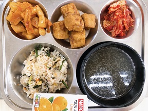 9.27:김밥볶음밥,미역국,떡볶이,두부강정,배추김치,오렌지주스