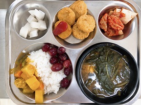 10.4:카레라이스,시금치된장국,치킨너겟&케찹,치킨무,배추김치,오렌지