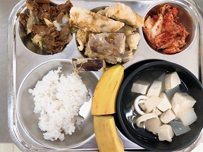 10.6:쌀밥,오징어무국,간장돼지불고기,가지튀김&소스,배추김치,바나나