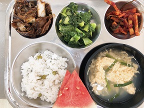10.12:완두콩밥,부추계란국,돈육짜장볶음,청경채볶음,무말랭이무침,수박