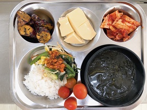 10.18:비빔밥&고추장소스,미역국,고구마맛탕,계란찜,배추김치,방울토마토