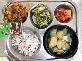 10.30:브라운쌀밥,다시마감자국,돈육콩나물볶음,브로콜리샐러드,배추김치,마일로