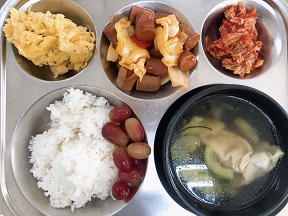 11.7:쌀밥,만두국,소세지야채볶음,스크램블에그,배추김치,포도