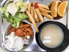 11.8:쌀밥,야채스프,김치펜네파스타,감자튀김&케찹,양상추샐러드&소스,오렌지