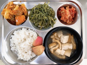 11.9:쌀밥,유부된장국,닭갈비,미역줄기볶음,배추김치,사과