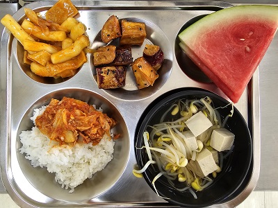 11.15:참치김치덮밥,콩나물국,고구마맛탕,떡볶이,수박