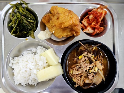 11.16:쌀밥,닭개장,생선까스&타르타르,삼발캉콩볶음,배추김치,멜론