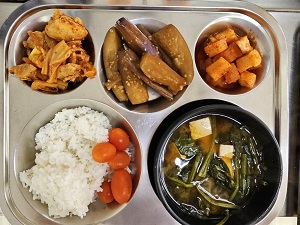 11.20:쌀밥,시금치된장국,닭살김치볶음,가지무침,깍두기,방울토마토