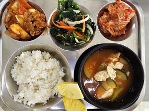 11.23:쌀밥,매운순두부찌개,돈육폭찹,시금치무침,배추김치,파인애플