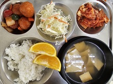 11.30:쌀밥,어묵국,케찹미트볼조림,천사채샐러드,배추김치,오렌지
