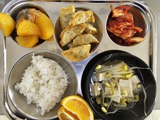 12.7:쌀밥,콩나물국,고등어감자조림,만두튀김,배추김치,오렌지