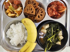 12.8:쌀밥,시금치된장국,소세지떡볶음,연근조림,배추김치,바나나
