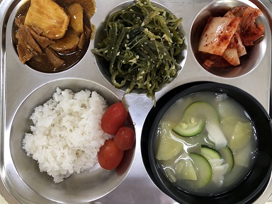 12.11:쌀밥,감자수제비국,돈육고구마조림,미역줄기볶음,배추김치,방울토마토
