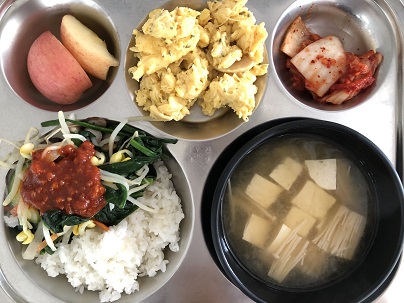 12.13:비빔밥&고추장소스,팽이된장국,스크램블에그,배추김치,사과