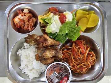12.22:쌀밥,토마토파스타,간장닭봉구이,시저샐러드,단무지,배추김치,아이스크림